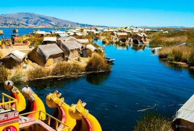Уникальные плавучие островки на озере Титикака. Фото