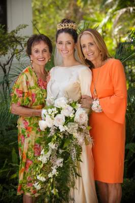 В этом свадебном платье вышли замуж четыре поколения женщин. Фото