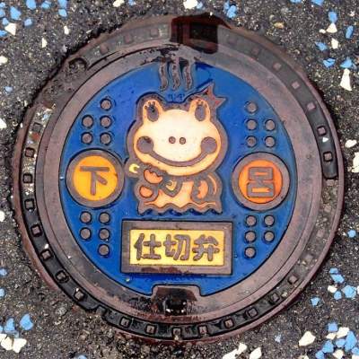 Разноцветные рисунки на канализационных люках в Японии. Фото