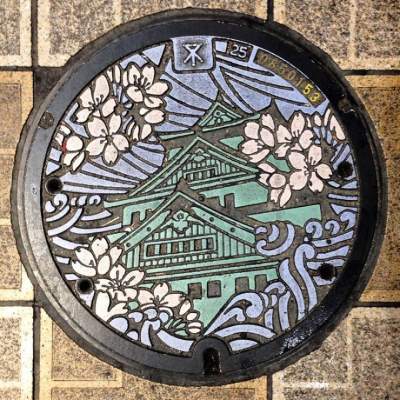 Разноцветные рисунки на канализационных люках в Японии. Фото