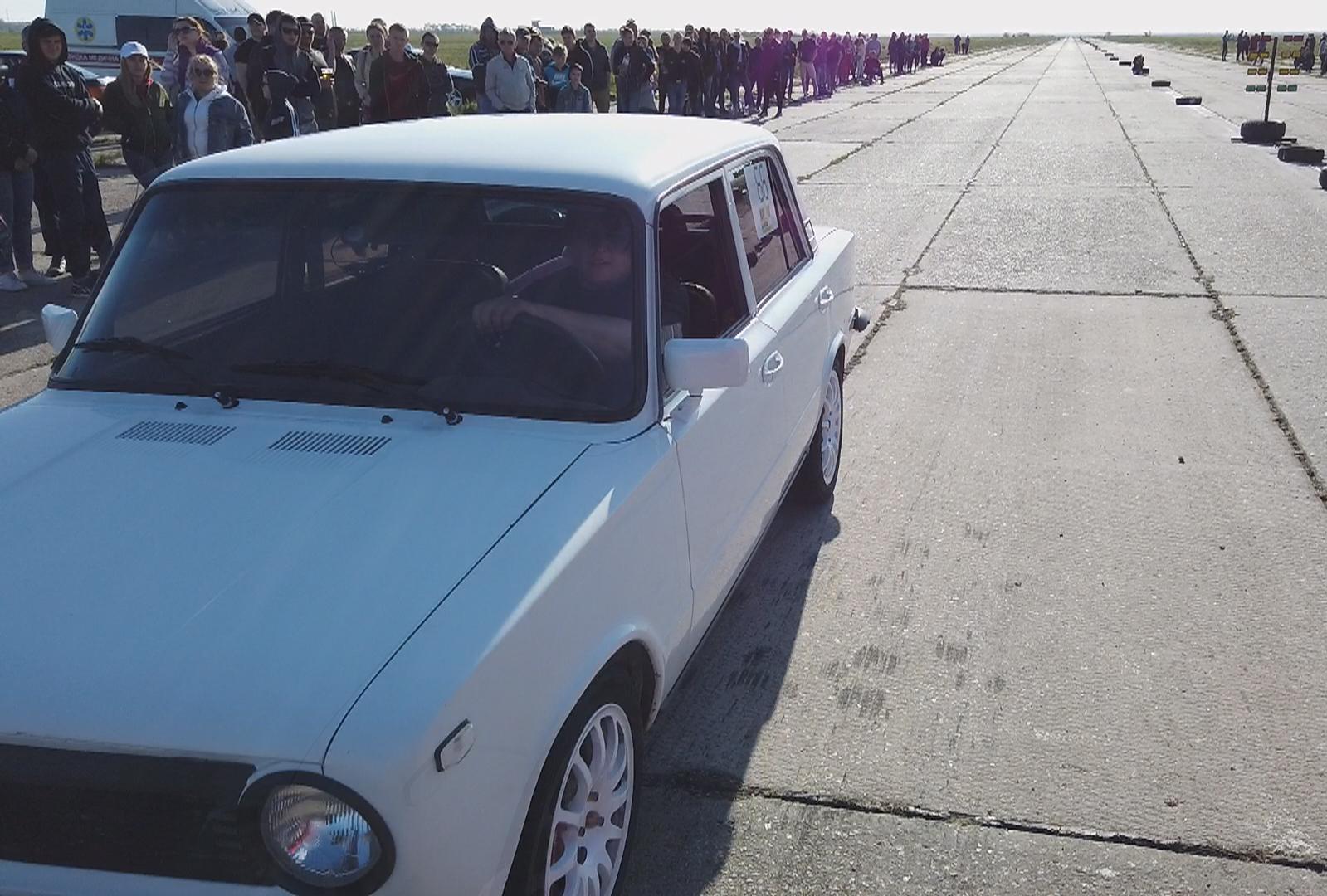 В аэропорту Бердянска состоялись автогонки (фоторепортаж)