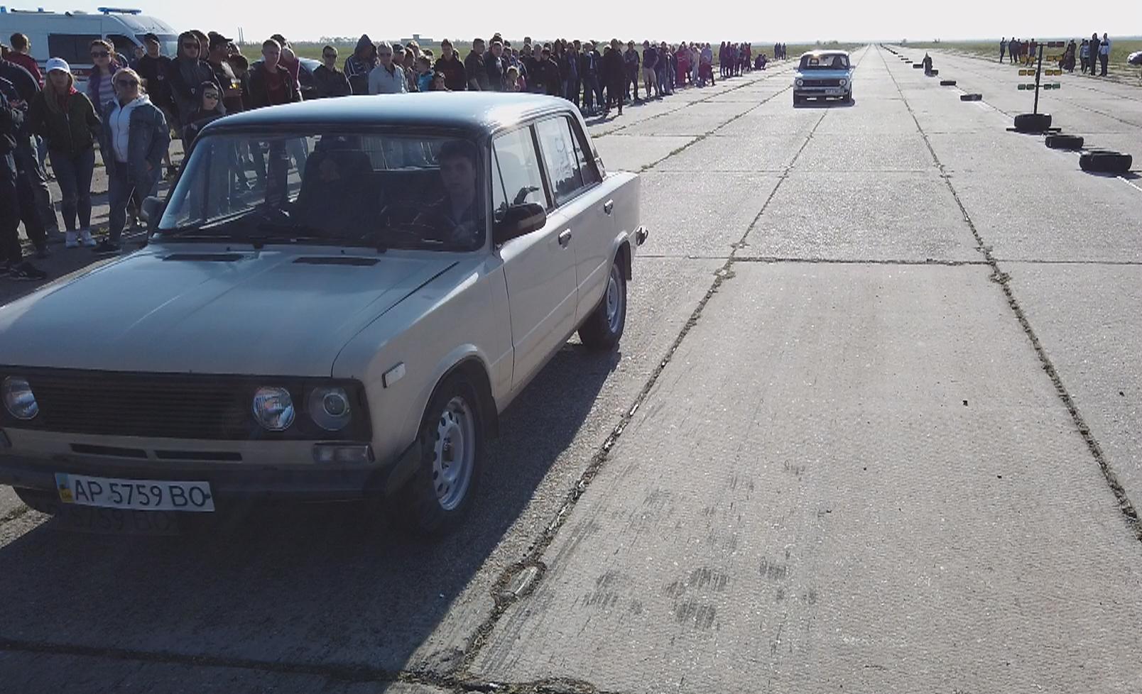 В аэропорту Бердянска состоялись автогонки (фоторепортаж)