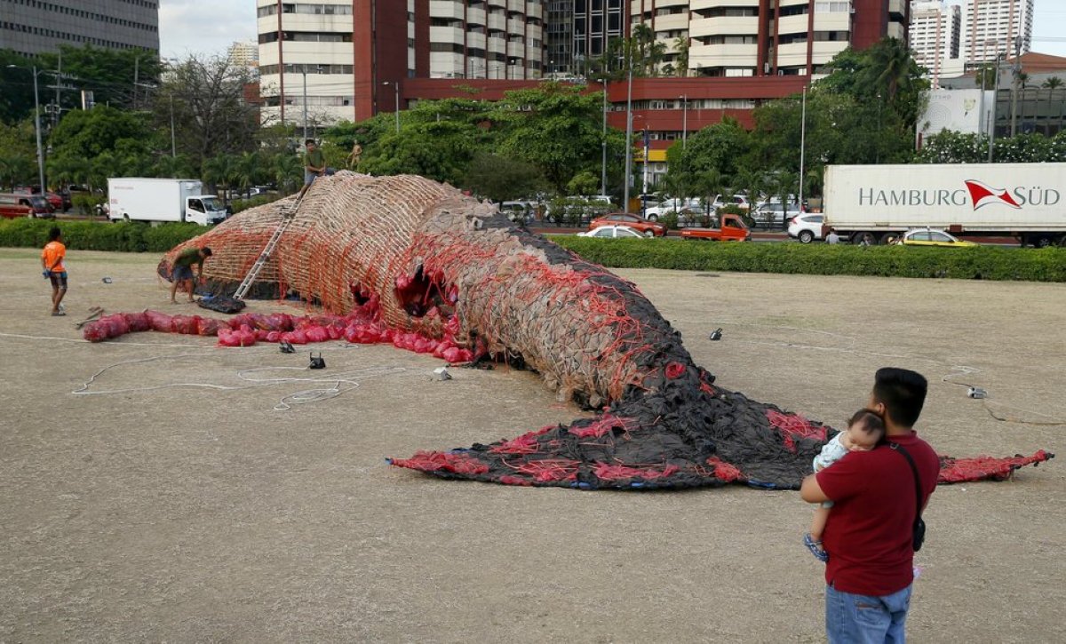 В Маниле установили 23-метровую скульптуру мертвого кита.