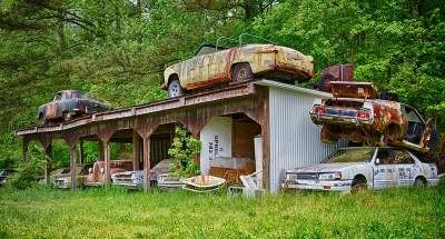 Американец превратил кладбище старых машин в музей под открытым небом. Фото