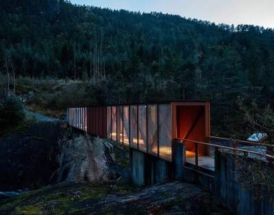 Необычное здание, построенное в лесной глуши Норвегии. Фото