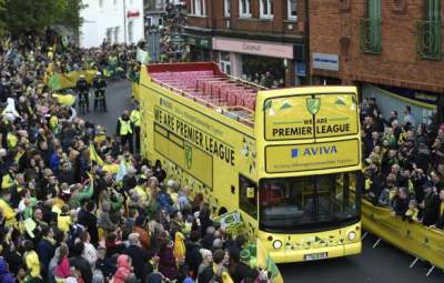 В Англии футболистам пришлось толкать сломанный автобус к полю