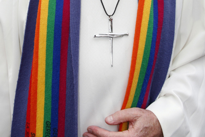 Шотландская церковь допустила геев к служению