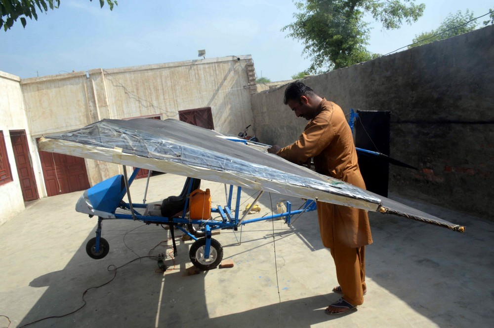 Пакистанский продавец попкорна построил себе самолет