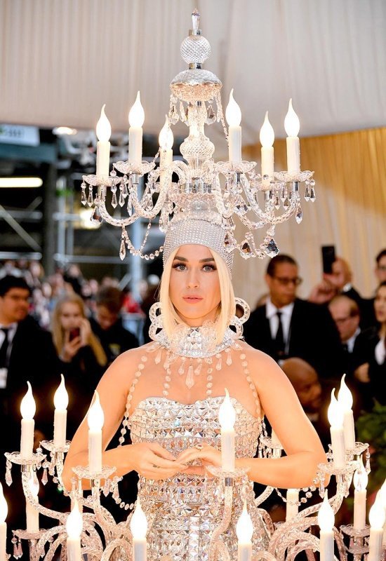 Кэти Перри появилась на Met Gala 2019 в наряде люстры