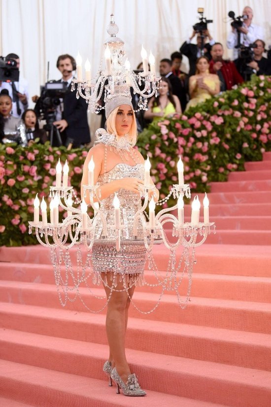 Кэти Перри появилась на Met Gala 2019 в наряде люстры