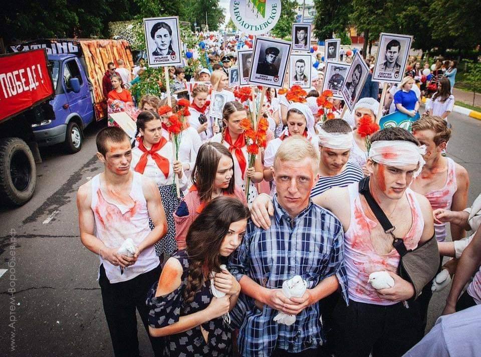 "Купи пилотку – помоги ветерану!" Сеть в шоке от пошлого празднования 9 мая в России