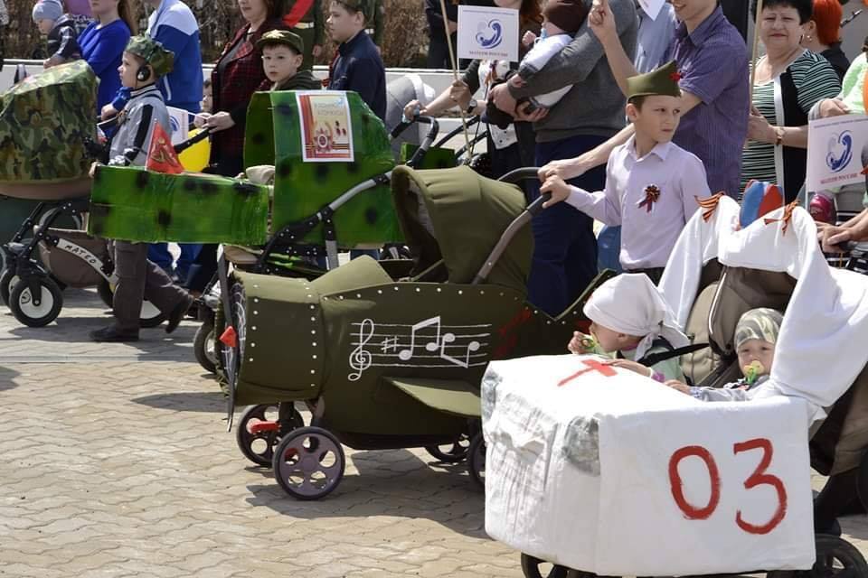 "Купи пилотку – помоги ветерану!" Сеть в шоке от пошлого празднования 9 мая в России