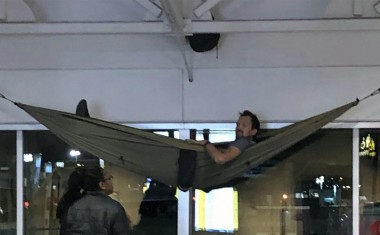 Американский турист подвесил гамак в аэропорту, чтобы отдохнуть