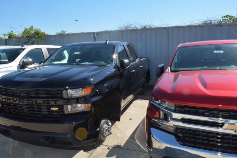 В дилерском центре Chevrolet преступники умыкнули 124 колеса