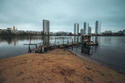 Пасмурный рассвет на Оболони в ярких снимках. Фото