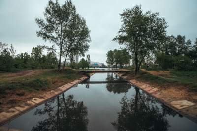 Пасмурный рассвет на Оболони в ярких снимках. Фото