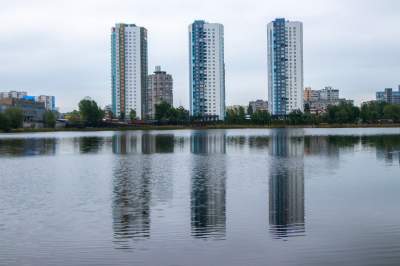 Пасмурный рассвет на Оболони в ярких снимках. Фото