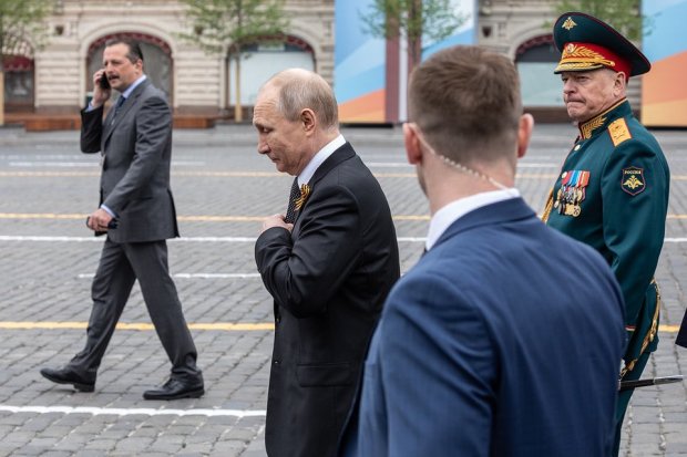 В сети подняли на смех внешний вид Путина на военном параде в Москве. ФОТО