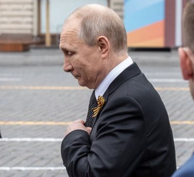 В сети подняли на смех внешний вид Путина на военном параде в Москве. ФОТО