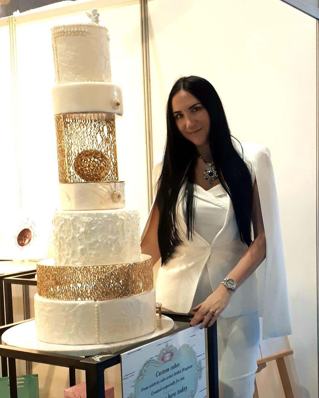В Дубае испекли самый дорогой свадебный торт в мире. ФОТО