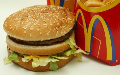 Мужчина проткнул десну гвоздем из гамбургера в McDonald's