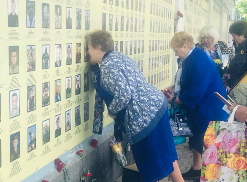 В Киеве состоялось шествие матерей погибших украинских военных . ФОТО