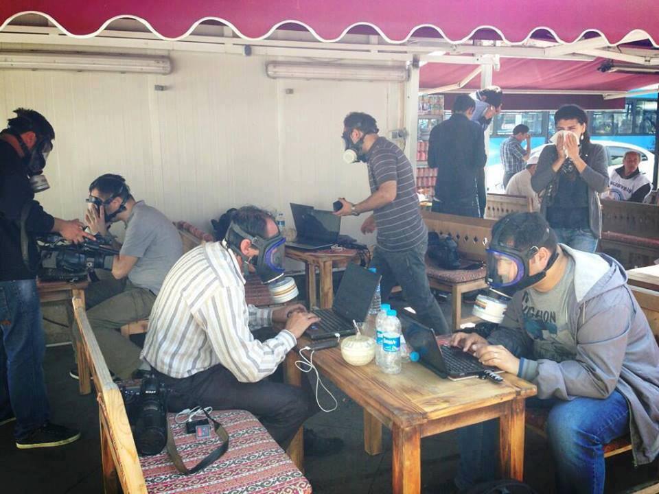 Интернет "взорвало" фото турецких журналистов в противогазах