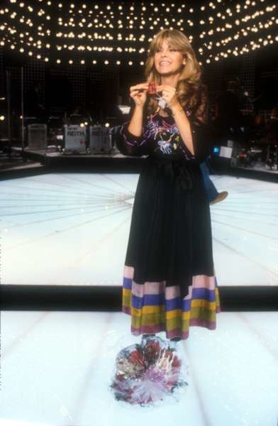 Немецкая звезда Лина Валаитис принимала участие в «Евровидении» три раза. Для нее это было своеобразным хобби. В 1981 году она вышла на сцену в цветастом платье в стиле хиппи. Забегая вперед, скажем, что ее наряд в 1992 году выглядел куда менее скромно.