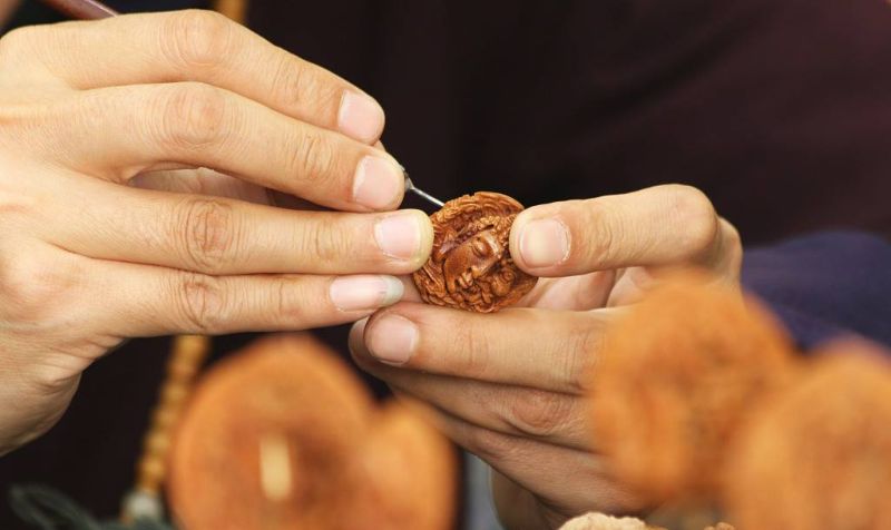 Китайский художник создает удивительные работы из скорлупы орехов (Фото)