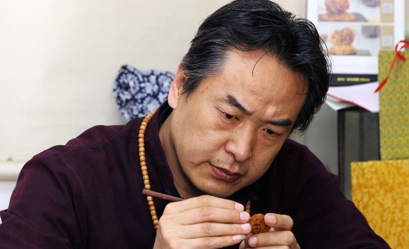 Китайский художник создает удивительные работы из скорлупы орехов (Фото)