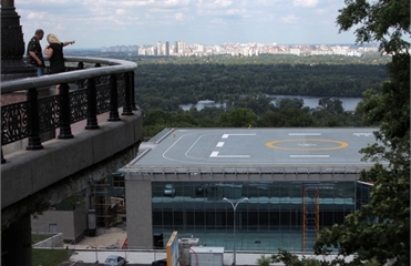 В Киеве объявили чрезвычайную ситуацию: вертодром Януковича сползает в Днепр