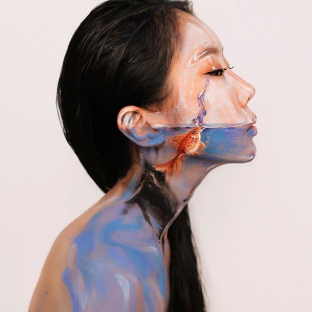 Девушка рисует необычные картины на собственном лице. ФОТО