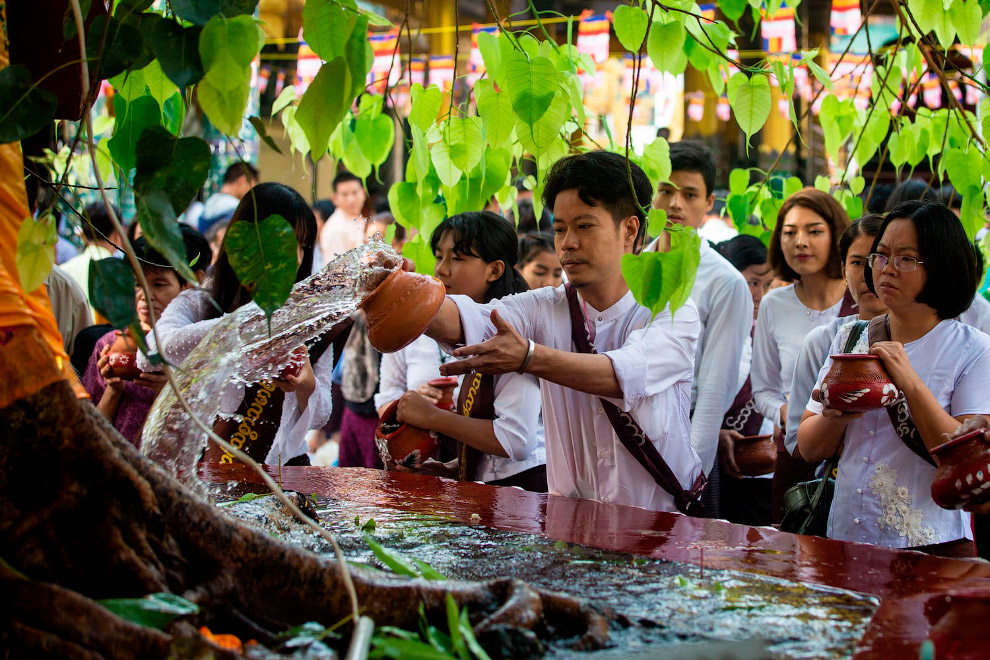 Красочный буддийский праздник Весак