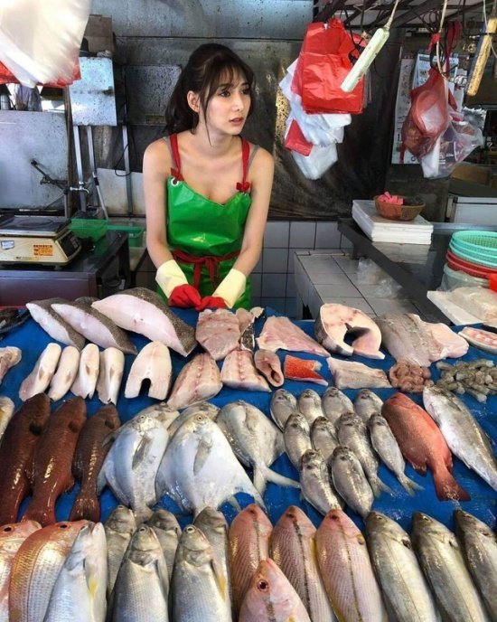 Самая красивая в мире продавщица рыбы (Фото)