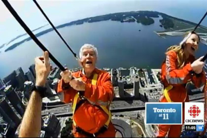 Канадка отметила 90-летие прогулкой по небоскребу на высоте 365 метров