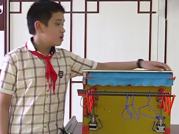 После нагоняя от матери 12-летний мальчик создал вешалку, которая сама прячет белье от дождя. ВИДЕО