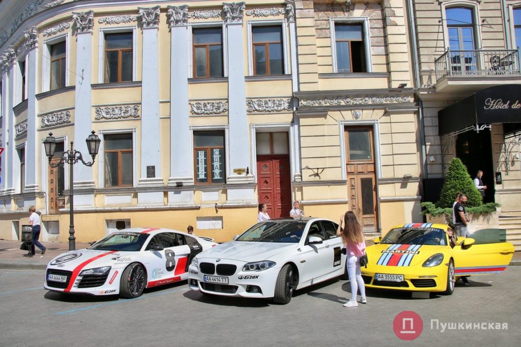 В Одессе проходит парад элитных автомобилей. Фото