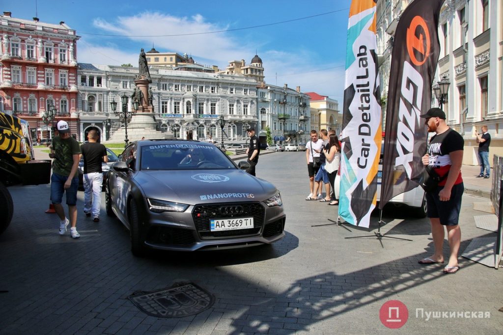 В Одессе проходит парад элитных автомобилей. Фото