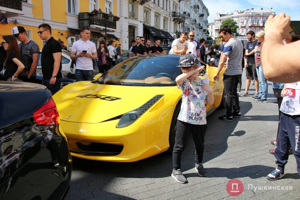 В Одессе проходит парад элитных автомобилей. Фото