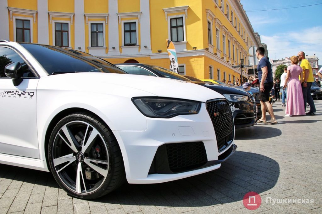 В Одессе проходит парад элитных автомобилей. Фото