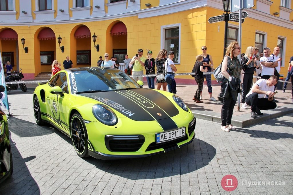 В Одессе проходит парад элитных автомобилей. Фото