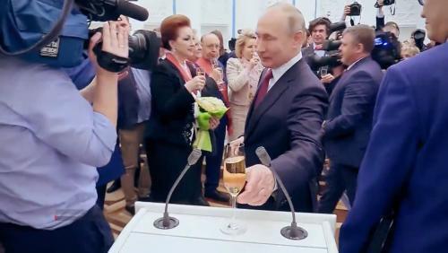 Путин оконфузился на фуршете с шампанским. ФОТО