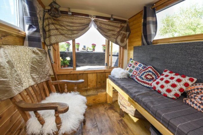 Британский подросток переделал ржавую баржу в роскошный летний домик для отдыха. ФОТО