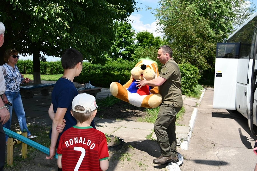 Гвардейцы доставили гуманитарную помощь жителям Донбасса. ФОТО