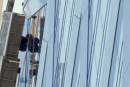 Два мойщика окон застряли на небоскребе в Нью-Йорке