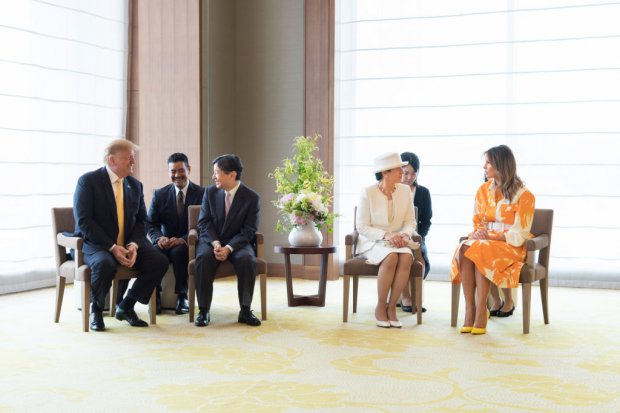 Дональд і Меланія Трамп в імператорському палаці в Токіо