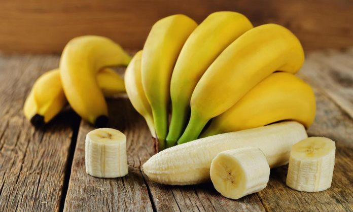 Врачи объяснили, кому особенно полезно есть бананы