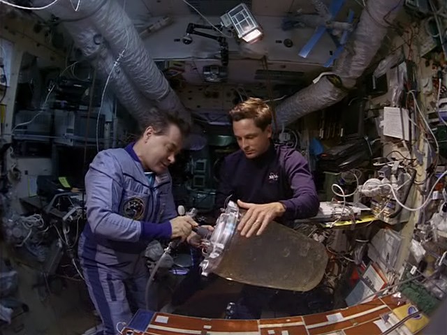 Американец нашел часть затопленной космической станции "Мир" 