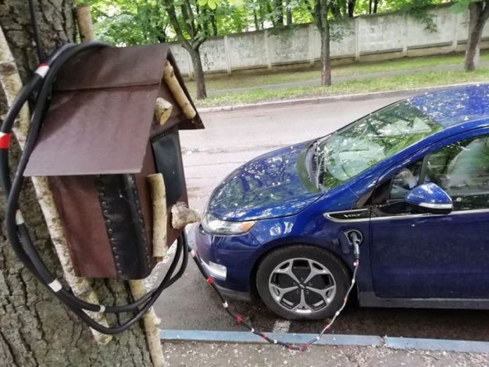 Украинец оригинально замаскировал зарядку для электромобиля. ФОТО
