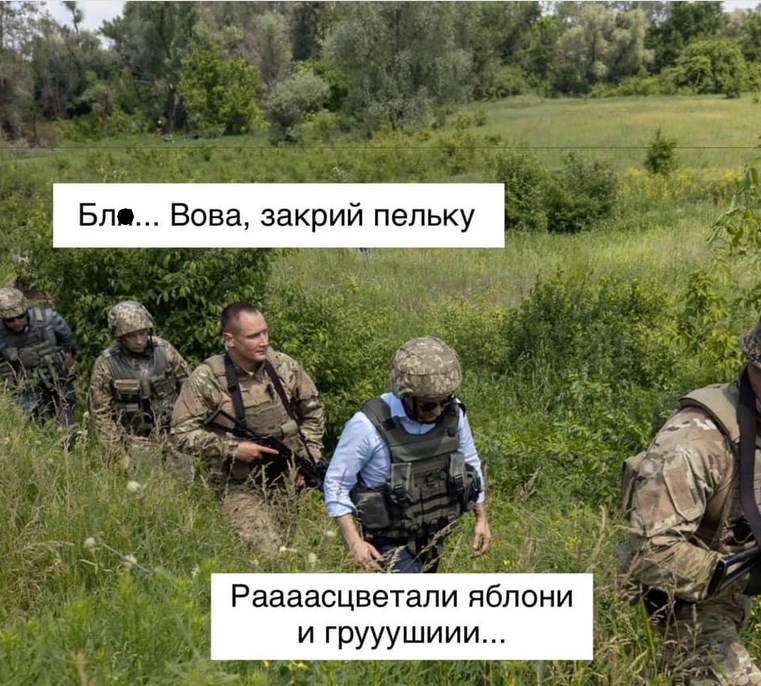 В Сети с юмором обсуждают визит Зеленского на передовую в голубой рубашке. ФОТО